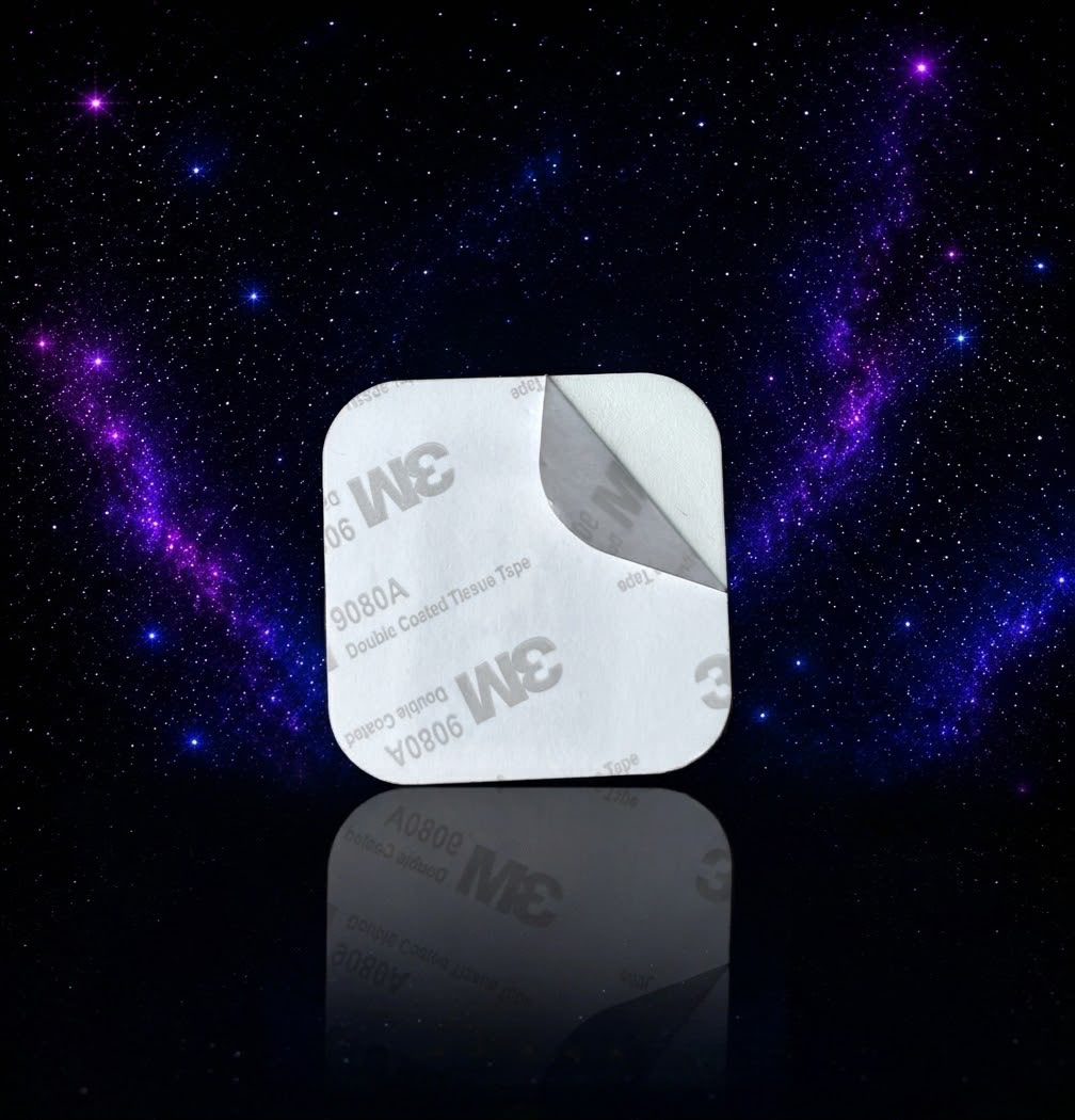 Baksidan av NFC-skylten 50 × 50 mm med 3M-tejp