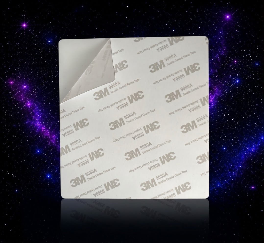 Baksidan av NFC-skylten 130 × 120 mm med 3M-tejp